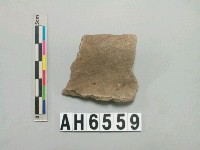 藏品(灰褐色夾砂陶口緣)的圖片